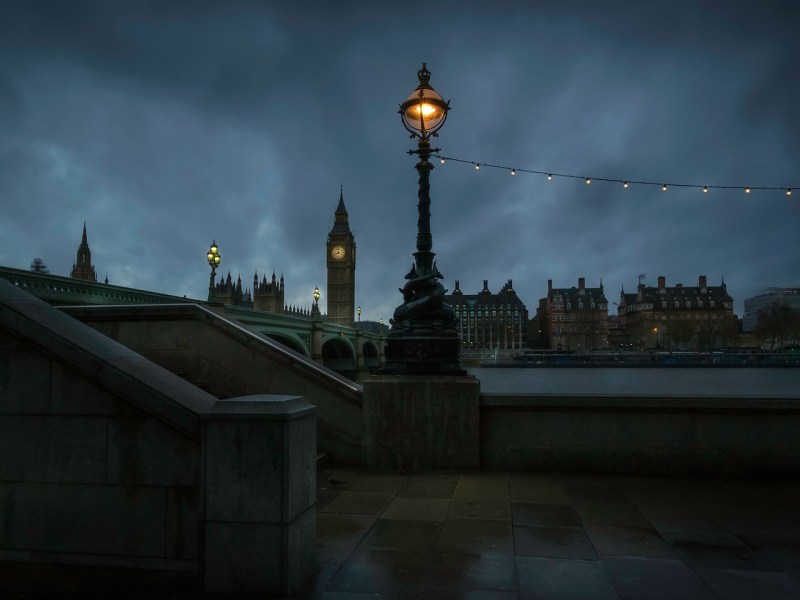 Lamp post at dusk and Big Ben in the back